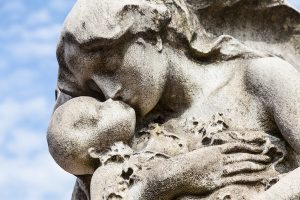 marienfigur mit kind symbol kinderbestattung
