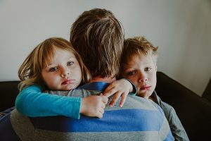 kinderbestattung symbolbild trauernde familie